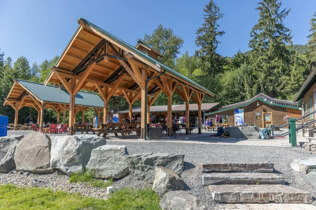 R & R Chalet At Mt. Rainier Ashford Eksteriør billede